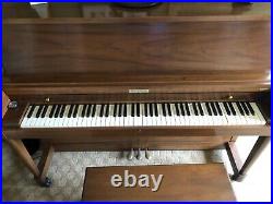 Baldwin upright mahagony piano. In beautiful condition. Probably from the 1960s