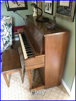 Baldwin upright mahagony piano. In beautiful condition. Probably from the 1960s