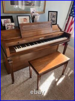 Baldwin upright piano used in good condition Baldwin upright piano used in good condition