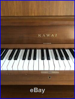 Kawai Studio Piano Walnut Finish 46 UST-7 and Piano Bench