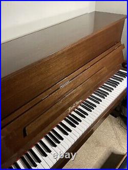 Pearl River Piano Mahogany in mint condition with bench