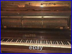 Piano Upright antique 88 keyes
