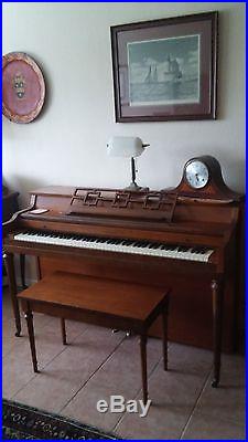 Piano spinet in exellent condition