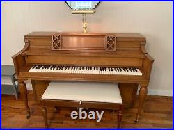 Piano upright 1965 Story and Clark, light maple finish, original bench included
