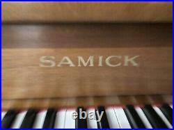 Samick SU-143 Upright Piano 43 1/2 Walnut
