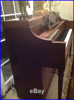 Upright piano brown mahagany wood 88 keys excellent condition incredible tone