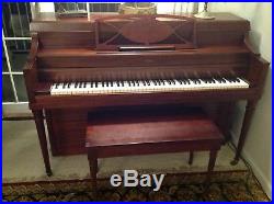 Upright piano brown mahagany wood 88 keys excellent condition incredible tone