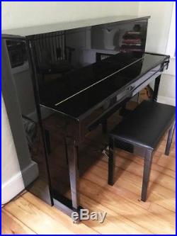 YAMAHA b2 PE Acoustic Upright Piano in Polished Ebony in Excellent + Condition