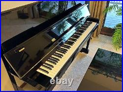 Yamaha T118 PE Upright Piano 47 in Polished Ebony, Very good condition